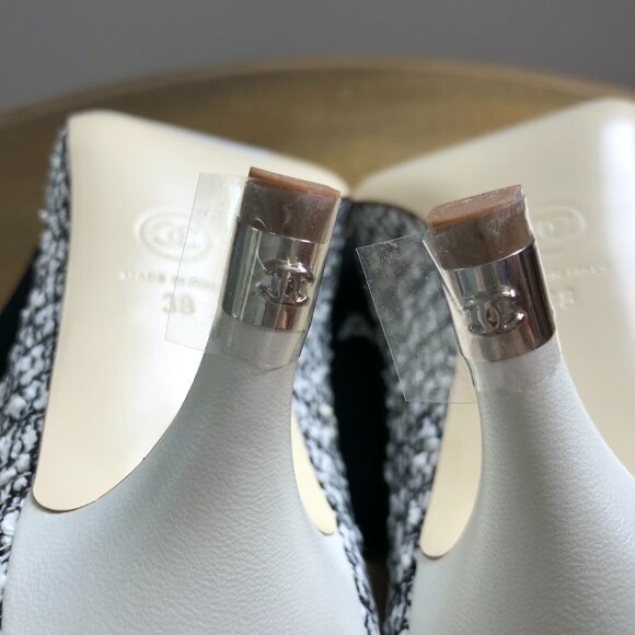 Chanel black white tweed leather heels metal logo pump - Picture 4 of 13